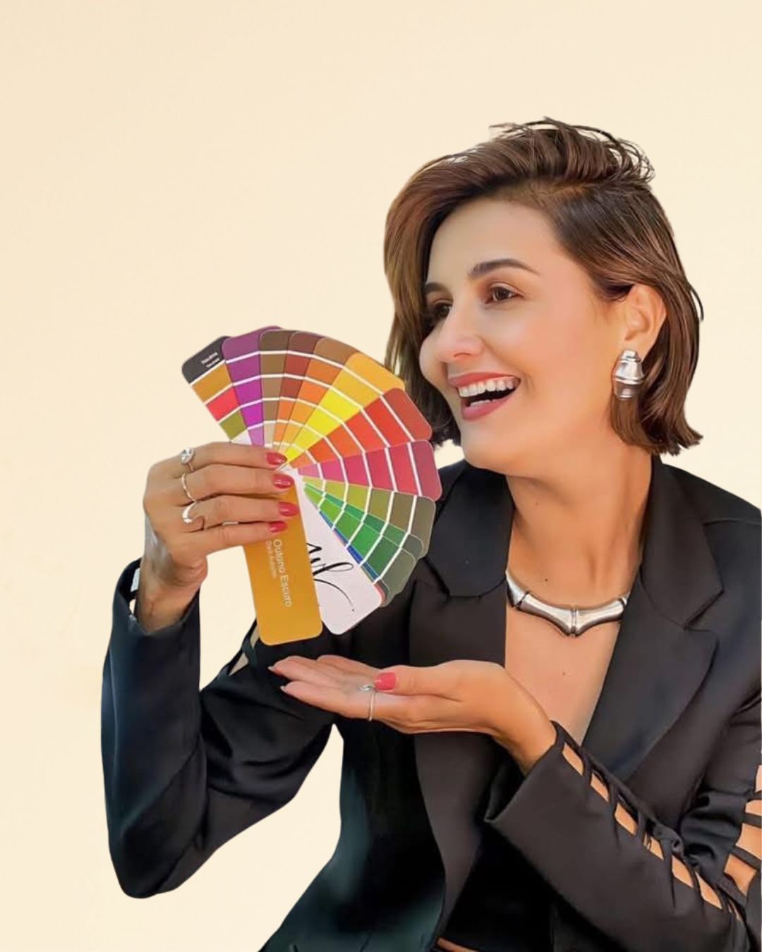 Welika Leite mostrando cartela de colorimetria